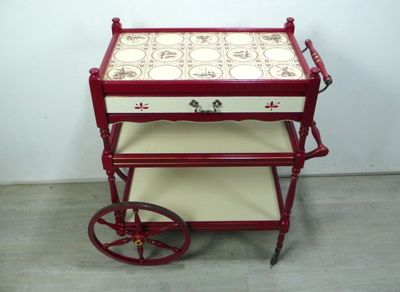 Vintage serveerwagen met 3 etages en lade, crèmekleurig en robijnrood, antieke stijl – Wood, Ceramic (photo 4 of 8)