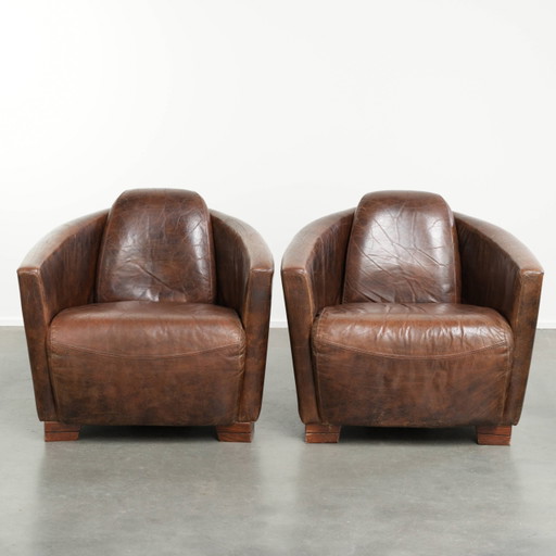 2x rundleren Aviator design armchairs in een warme bruine kleur met een mooi patina