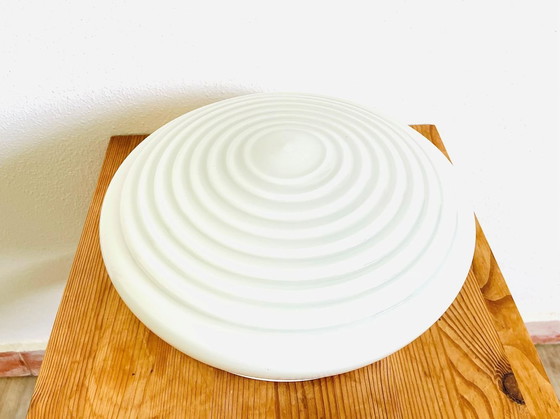 Image 1 of Witte opaal geribbelde glazen ronde Art Deco plafond- of wandlamp, USSR jaren 60
