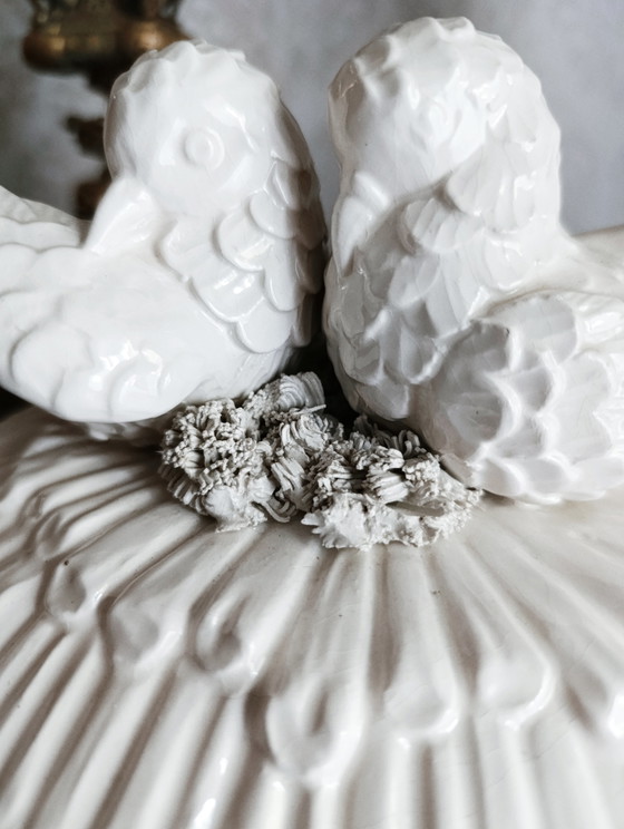Vintage Italiaanse keramische sieradendoos met witte glazuurlaag en duiven. – Decoratieve objecten, Ceramic (photo 4 of 10)