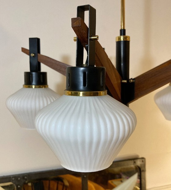 Image 1 of Lampadario italiano d'epoca in teak, ottone e vetro opalino