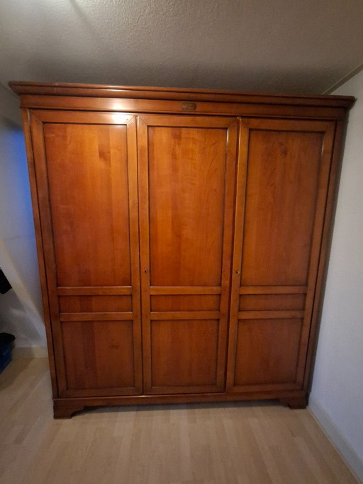 Hölzerner Kleiderschrank mit drei Türen