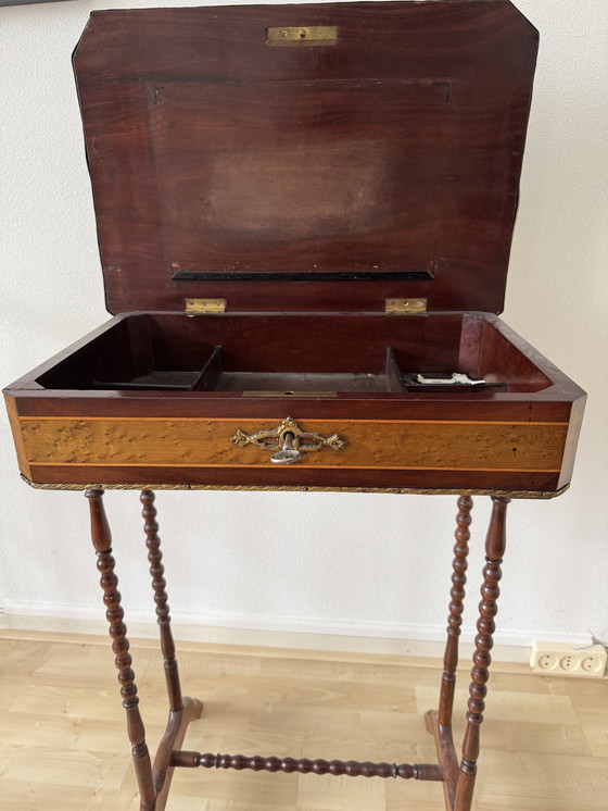 Image 1 of Italiaanse antiek sieraden tafel met gedraaide voeten 