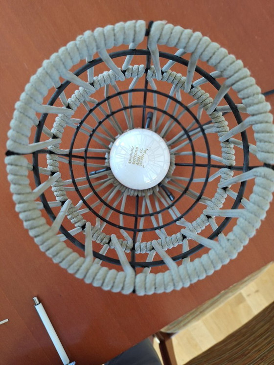 Image 1 of Lampada da tavolo, Rivisitazione, lampada da tavolo a corda, unica, in metallo a 5 anelli