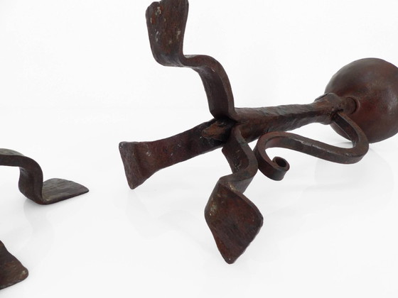 Image 1 of Een paar driepootkandelaars van smeedijzer, neogotische stijl, Frans vakmanschap, begin 20e eeuw.