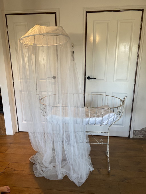 Antiek wiegje metaal