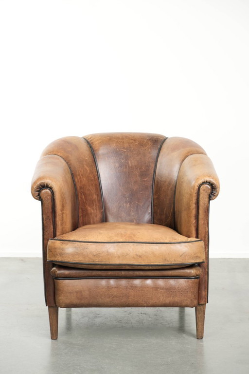 Joli fauteuil club vintage en peau de mouton de style anglais