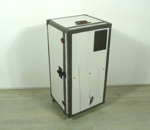 Caisse de transport vintage, maintenant armoire sur roulettes en blanc shabby
