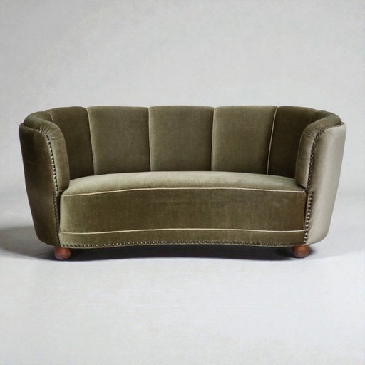 Dänisches 2-Sitzer-Sofa „Banane“ aus den 1970er Jahren, grüner Möbelveloursbezug, Beine aus Eichenholz.