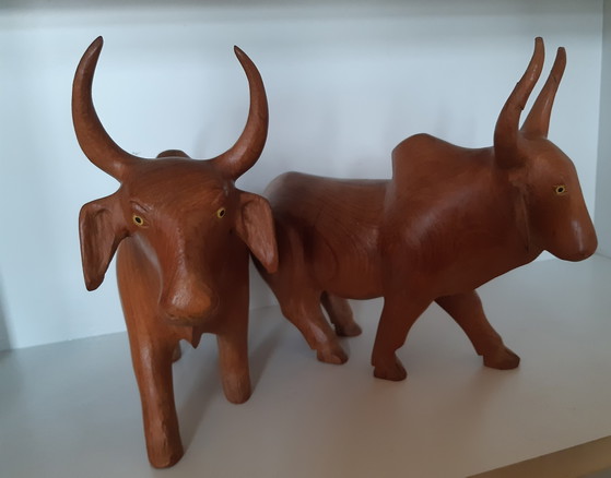 Image 1 of Koppel vintage houten stierenbeelden