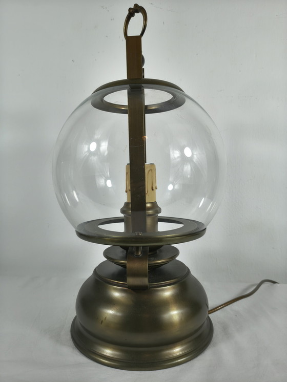 Image 1 of Lampe de table lanterne vintage en laiton avec globe en verre et porte-bougie