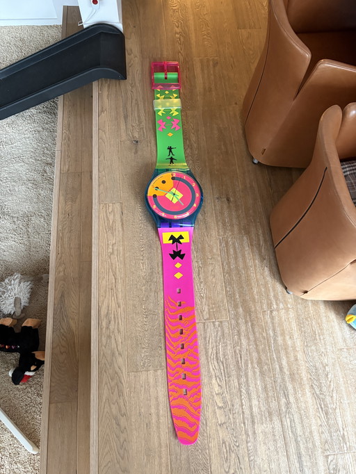 Horloge murale vintage Maxi Swatch – « Ouragan rose » (1989)