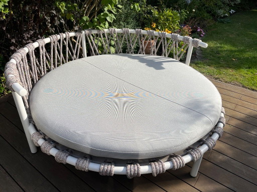 Sofá exclusivo para terraza: el Lovebed de P. Urquiola para Cassina.