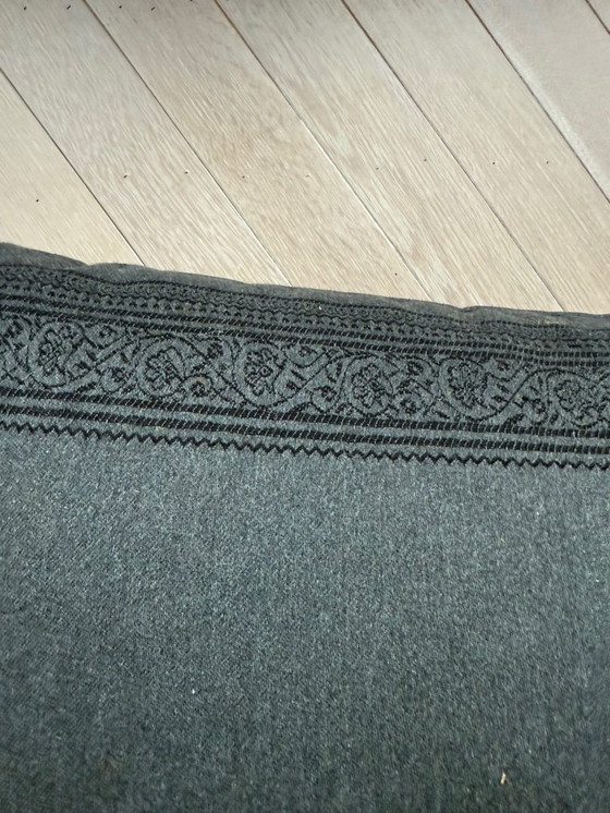 Image 1 of Großes graues Bodenkissen mit schwarzem Paisley-Rand