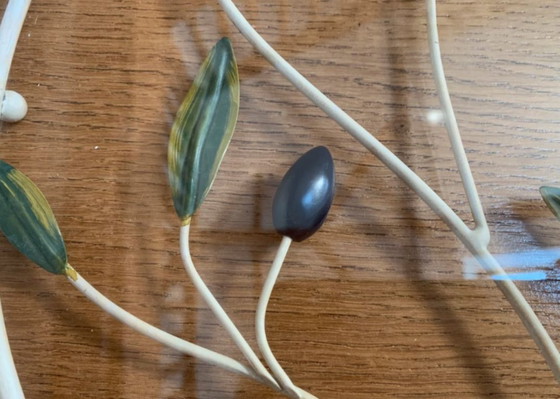 Image 1 of Bandeja redonda de hierro forjado y cristal decorada con aceitunas y follaje.