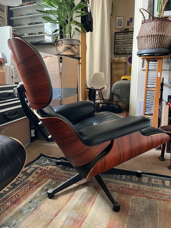 Image 1 of Fauteuil Eames lounge chair en cuir noir origineel Vitra met poef, bois palissandre