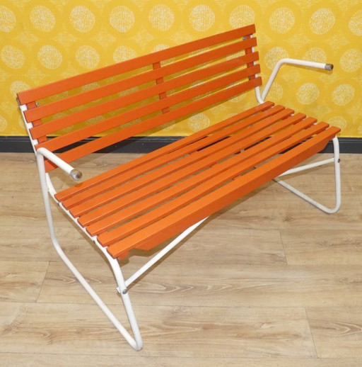 Banc vintage des années 60, banc de jardin original, orange, véranda, café, intérieur, métal, bois, rétro, milieu du siècle