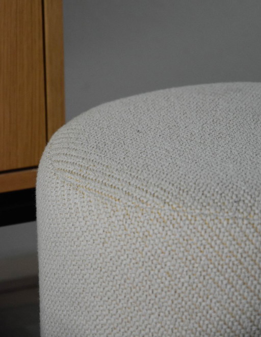 Pouf rotondo beige in tessuto Kvadrat Coda – Ø37cm x H40cm