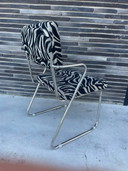 Chaise design zèbre avec détail chromé