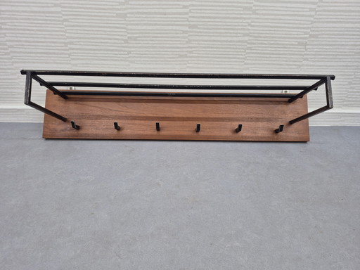 Vintage-Wandgarderobe. Teakholz mit Metall, 1960er Jahre. – kapstokken, Wood (photo 2 of 11)