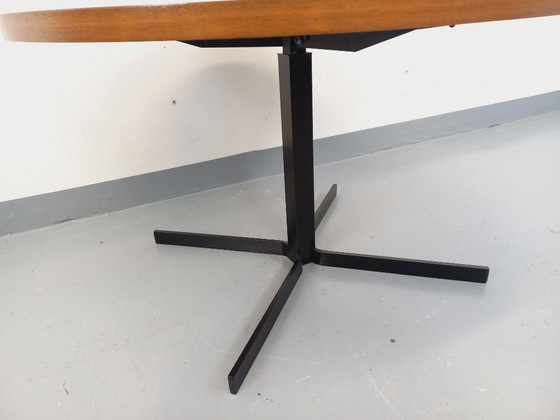 Image 1 of Grande table basse ronde style scandinave vintage modulable en table à manger “monte et baisse”, en teck et métal noir