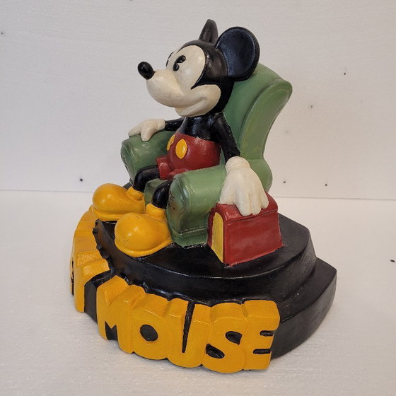 Image 1 of « Mickey Mouse dans son fauteuil de lecture », céramique, Démons &amp; Merveilles, vintage, années 90 – France