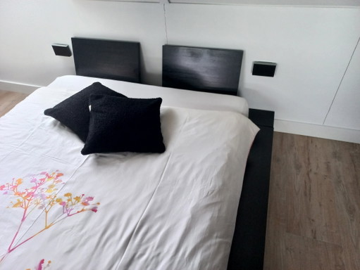 Cama moderna de madera de bambú negro.