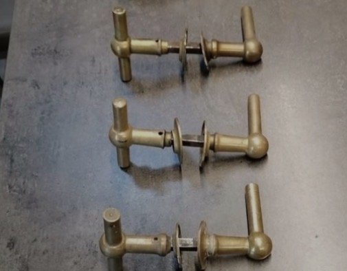 3 poignées de porte antiques en laiton massif en forme de T, style Chemin, années 1930