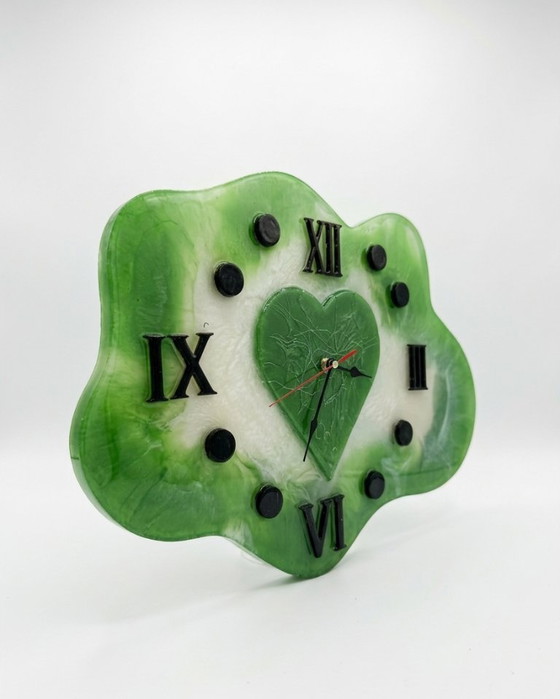 Image 1 of Orologio da parete artigianale in resina "Cuore di Smeraldo" - Forma organica e design astratto