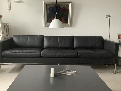 Drie zits Zwart leren Artifort bank 905. 