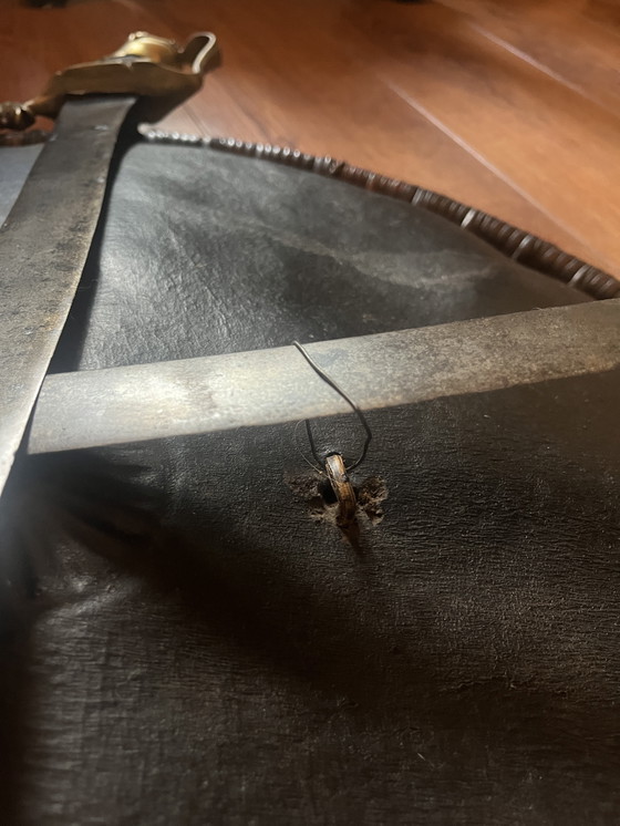 Image 1 of Scudo antico con due spade di Madura (Indonesia)