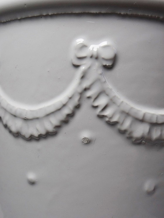 Image 1 of Decoratieve witte aardewerken plantenpot uit Bassano, Italië, vintage shabby chic.