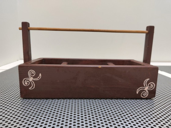 Image 1 of Scatola per il tè in legno con design tribale e maniglia.