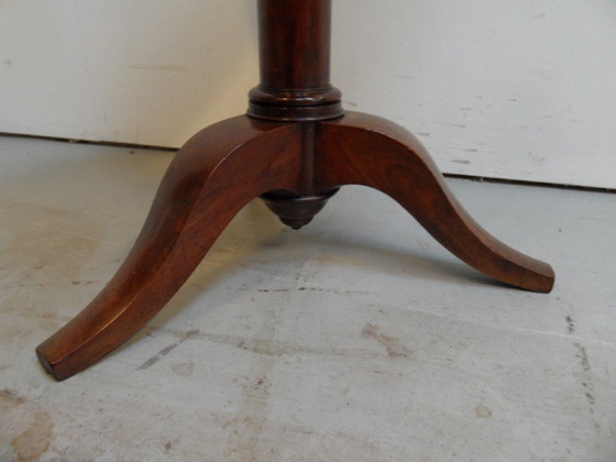 Image 1 of Table d'appoint ronde vintage en acajou