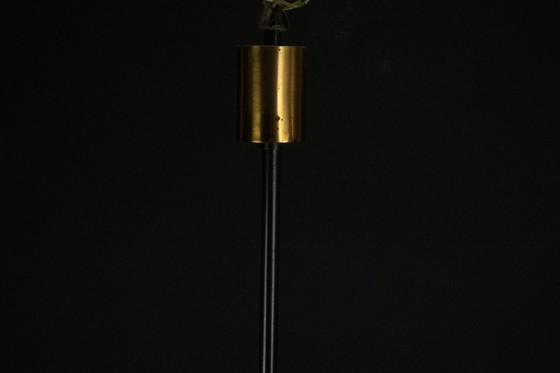 Image 1 of Mid Century 8-armiger Stilnovo-Kronleuchter aus Opalin, Messing und rotem Lack. Italien 1950er Jahre