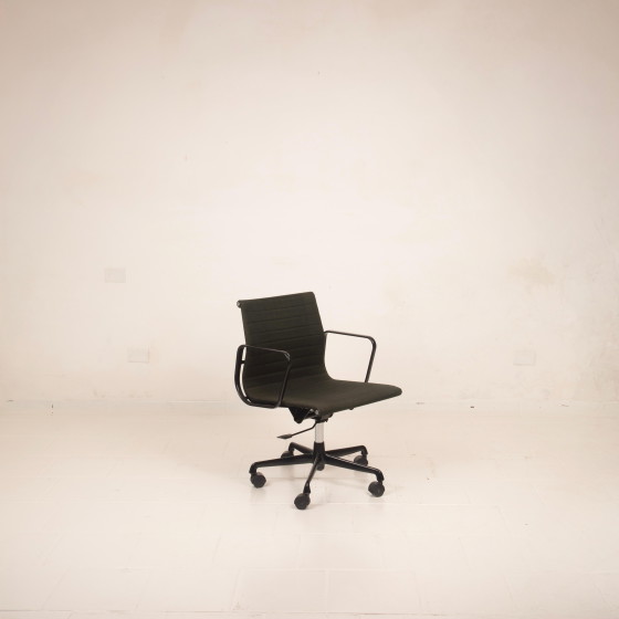 Charles & Ray Eames Zwart Aluminium Bureaustoel, eind 20e eeuw, voor ICF – Bureaustoelen, Metal, Modern (photo 4 of 20)