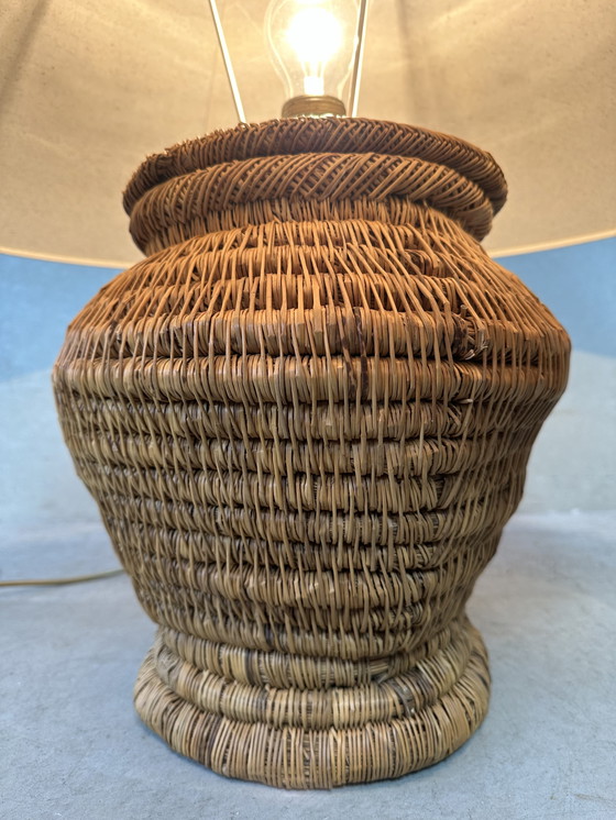 Image 1 of Lampe de table vintage - vieux pichet en rotin