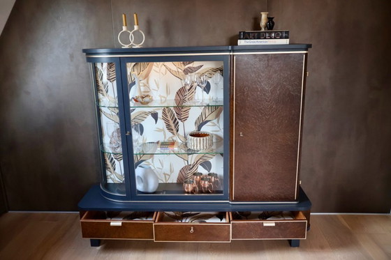 Image 1 of Mobile Art Déco con vetrina in vetro curvo – Restaurato, impiallacciatura in radica, illuminazione