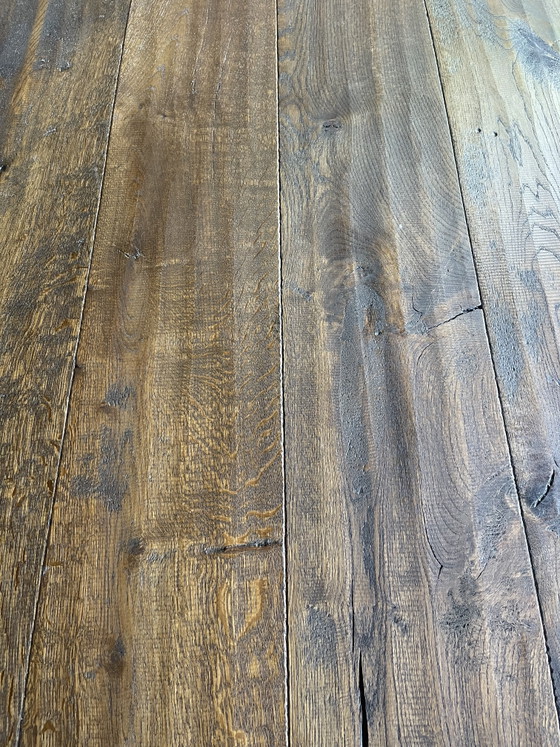 Image 1 of Robust oak table. Cafe color