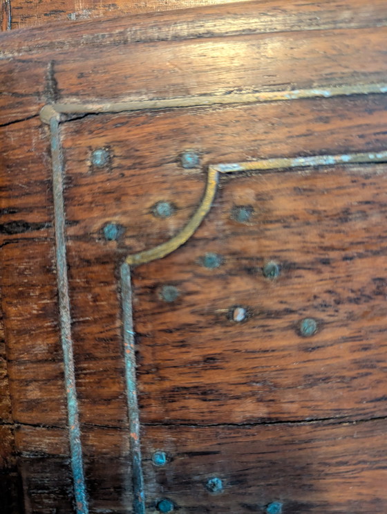 Image 1 of Armario antiguo con herrajes de latón, circa 1860-1900, presenta una pátina propia del paso del tiempo.