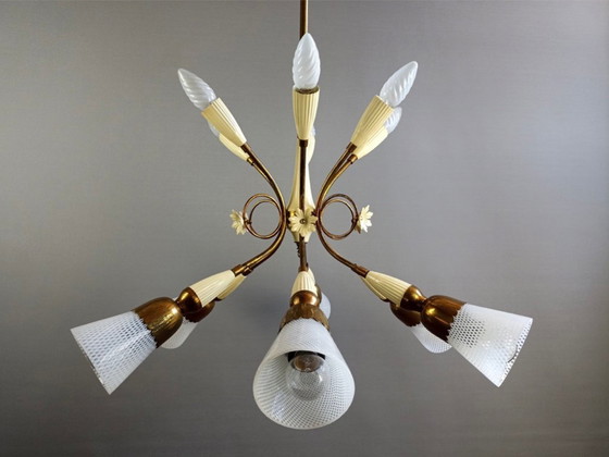 Image 1 of Chandelier twelve-light with Murano glass "Reticello" lampshades. Gilt brass and aluminum frame. Italy, 1950s.