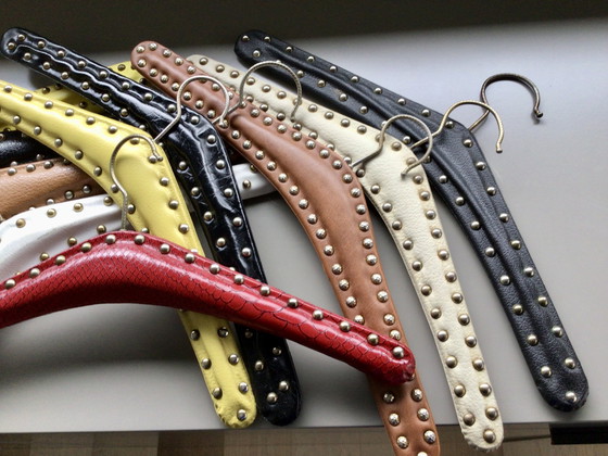 Image 1 of Set de 10 cintres rétro vintage avec clous