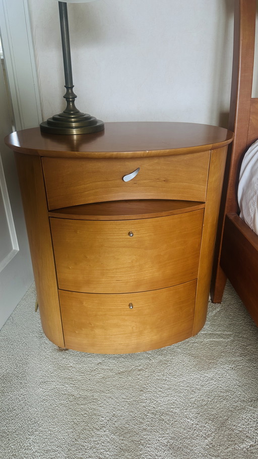 Lit double en bois de cerisier avec tables de chevet