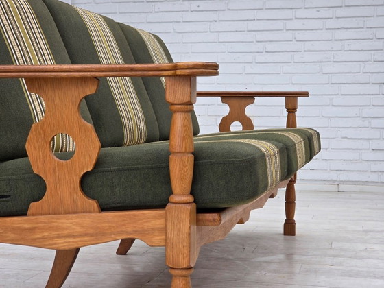 Image 1 of Deense driezitsbank uit de jaren 70, bekleed met groene meubelwol en gemaakt van massief eikenhout.