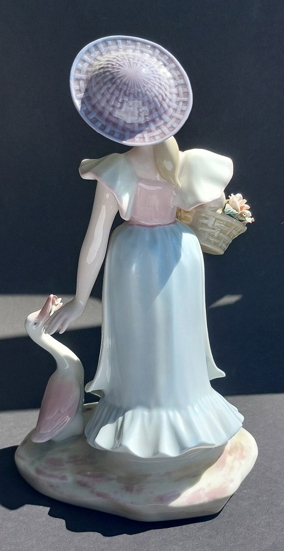 Image 1 of Figurine en porcelaine fine, Mediflor, Valence.