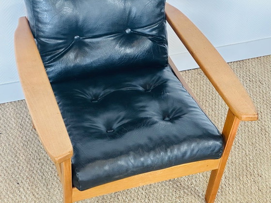 Image 1 of Vintage Scandinavische fauteuil van zwart leer en hout, 1960