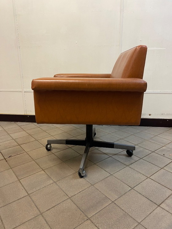 Silla de oficina italiana Mid-Century Modern de los años 60, Sillas de oficina, Metal, Skai, Marrón (foto 3 de 8)