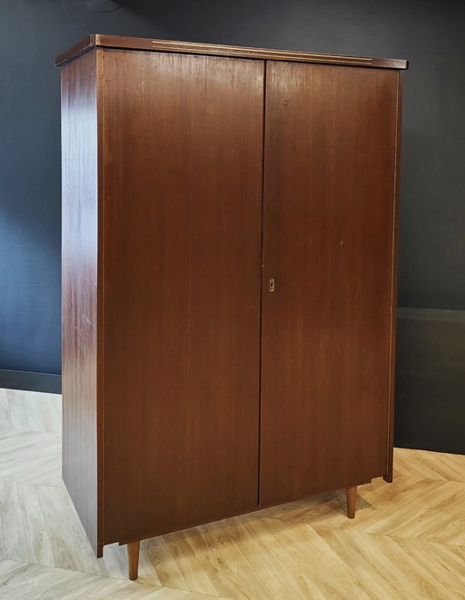 Kleiderschrank aus der Mitte des Jahrhunderts