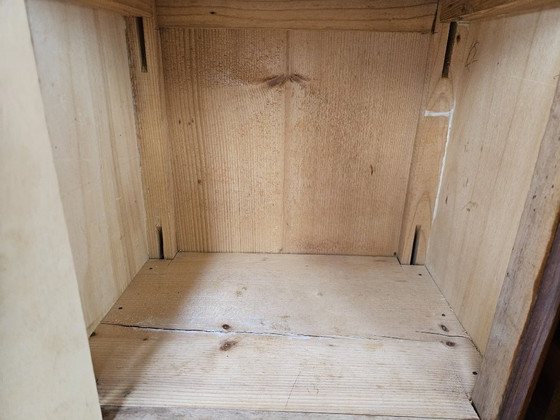 Image 1 of Art Deco nachtkastjes in walnoothout en messing.