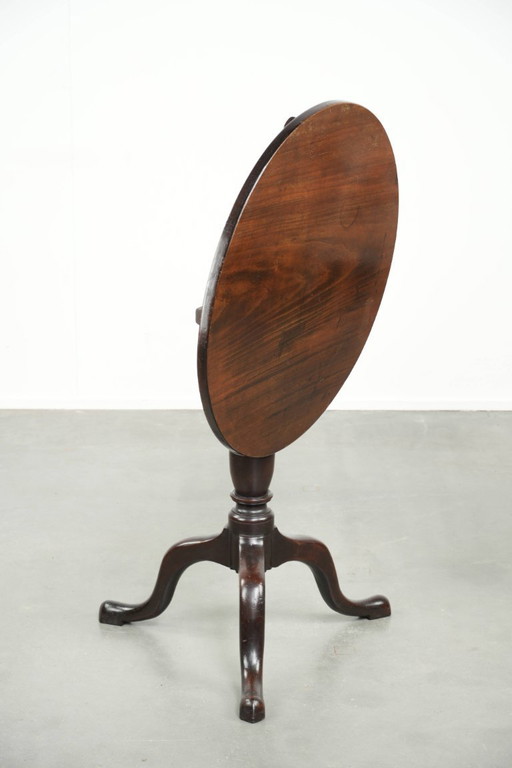 Round antique English tilt-top table/side table from the early 19th century with a beautiful patina.